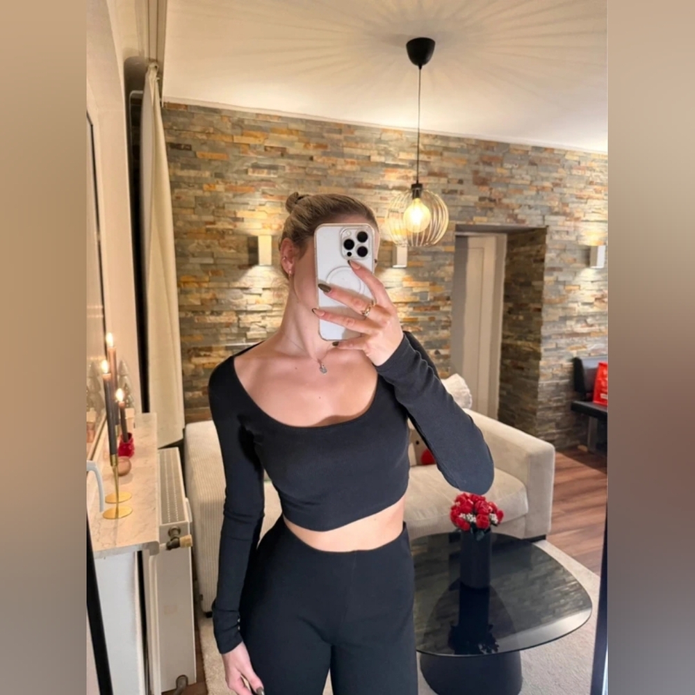 Black Long Sleeve Crop Top